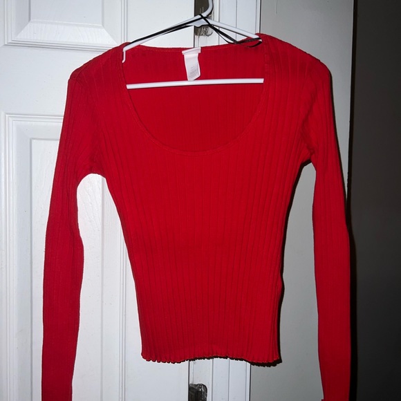 SOLD ๐๏ธ Red H&M Basic Ribbed Tee - Picture 2 of 7